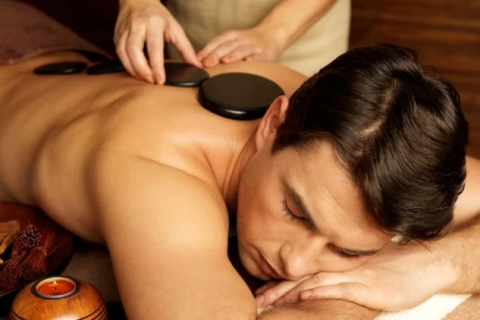 Massage Đá Nóng: Bí Quyết Giúp Thư Giãn Tối Đa